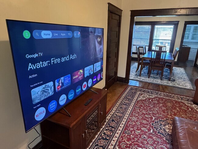 Televisor de alta definición de 75 pulgadas - 3619-3621 Wyandotte St