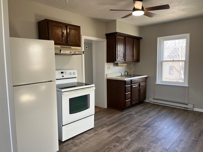 Building Photo - 445 Main St Unit B