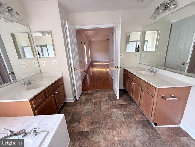 Photo - 4114 Derbyshire Ln