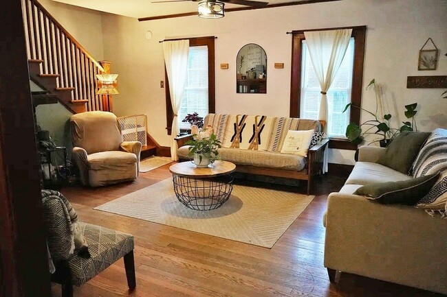 Photo - 1044 N Main St