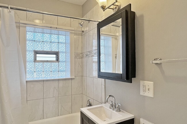 Photo - 411-419 Thatcher Ave.