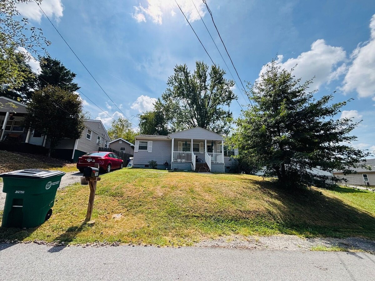 Photo - 705 North Dr NE