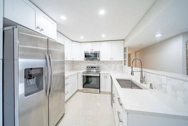 Building Photo - 13810 Oneida Dr Unit C2