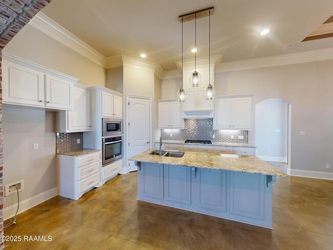 Photo - 405 Dunvegan Ct