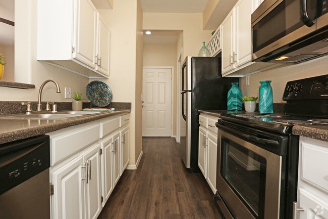 2BR, 2BA - 998 SF - Tresa at Arrowhead