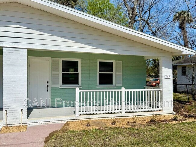 Building Photo - 748 Bethune St