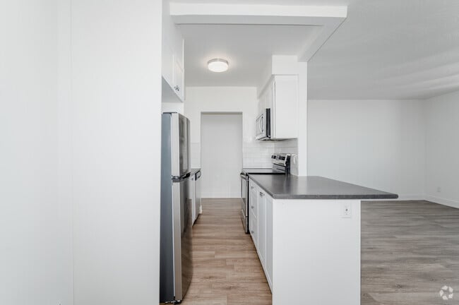 2BR, 1BA - 935SF - Kitchen