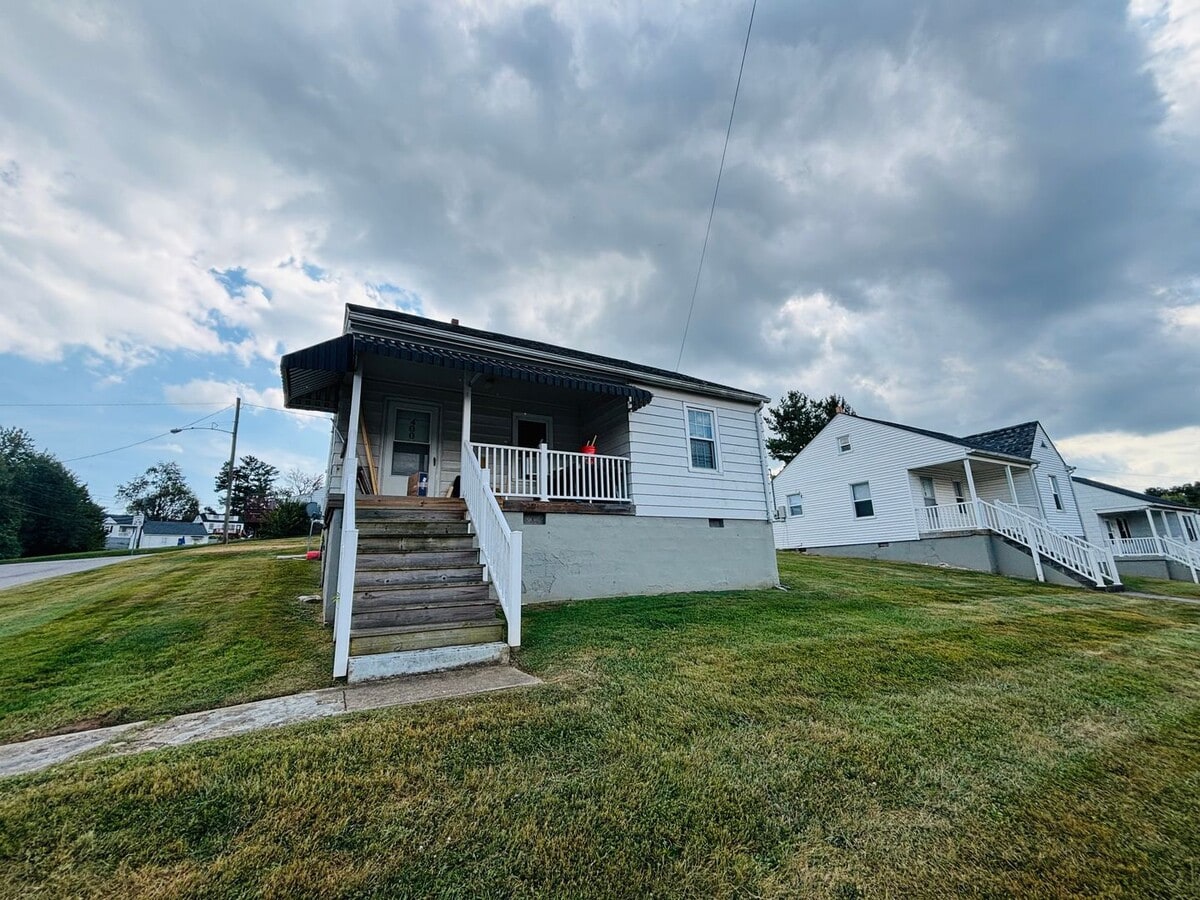 2 Bedroom, 1 Bath House - 2 Bedroom, 1 Bath House