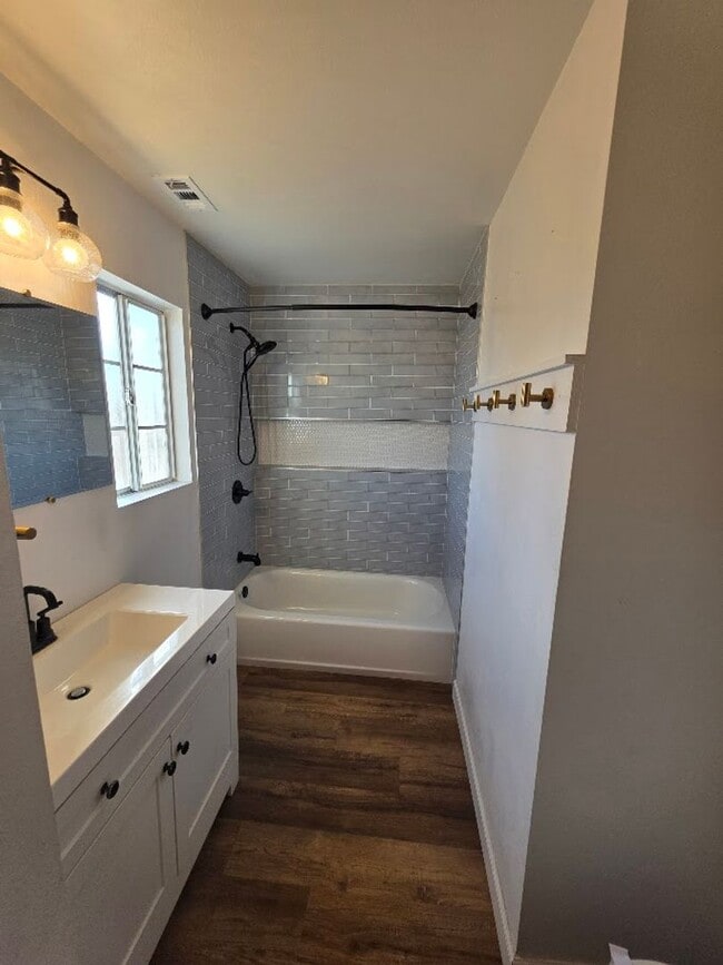 Photo - RENOVATED 2BD/1.5 BATH WITH PARKING, LAUNDRY, AND FULL H-VAC Unit 4