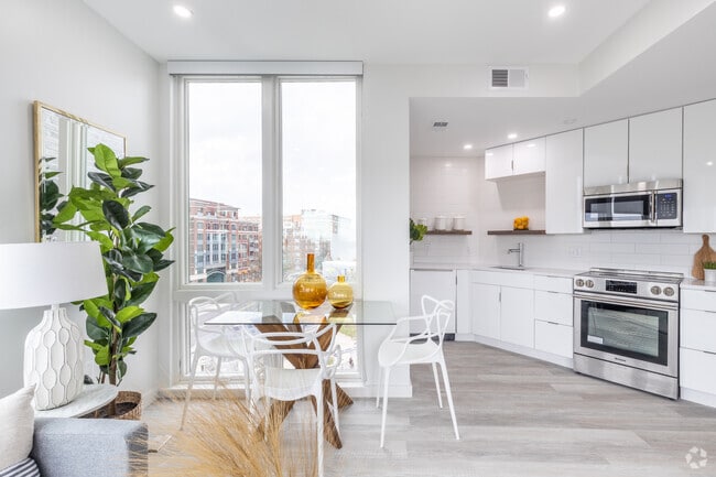 3BR, 2BA - 990SF