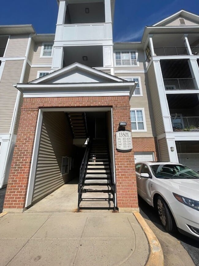 Building Photo - LOVELY TOP LEVEL CONDO IN GERMANTOWN Unit 402