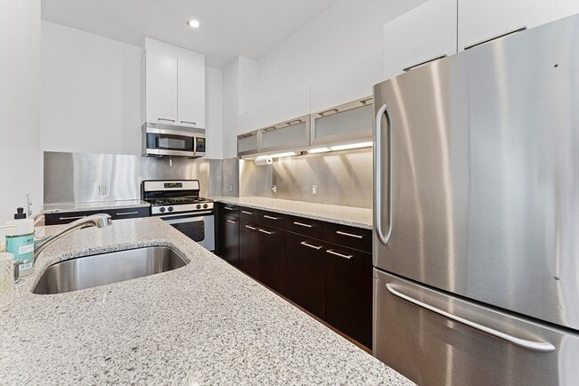 Building Photo - 88 Kingston St Unit 5C