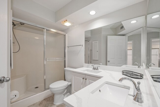 Photo - 2 bed + den 2 bath condo, just 2.5 miles from the beach! Unidad 103