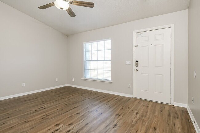 Photo - 208 Bromwich Dr