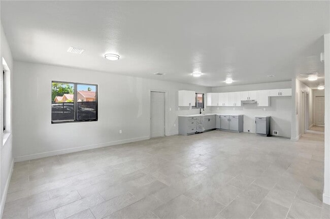 Building Photo - 861 NW 6th Ave Unit 1 Rental