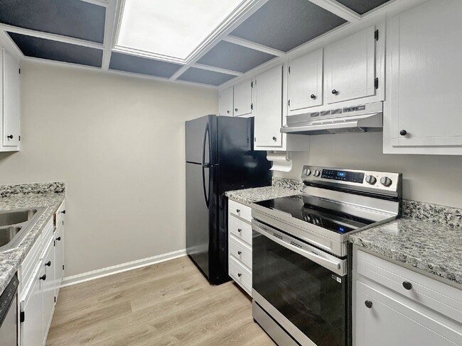 Photo - Charming 2 Bed 1.5 Bath Townhouse in Oakwood!