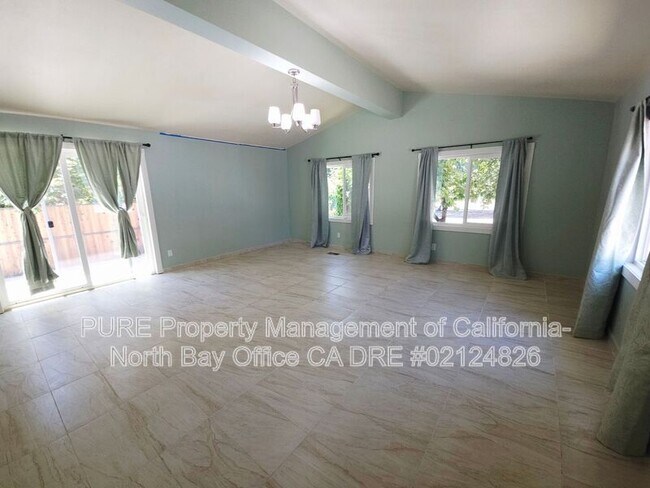 Photo - 927 N Oak St