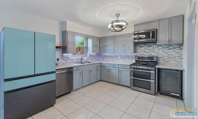 Photo - 221 E Adams St