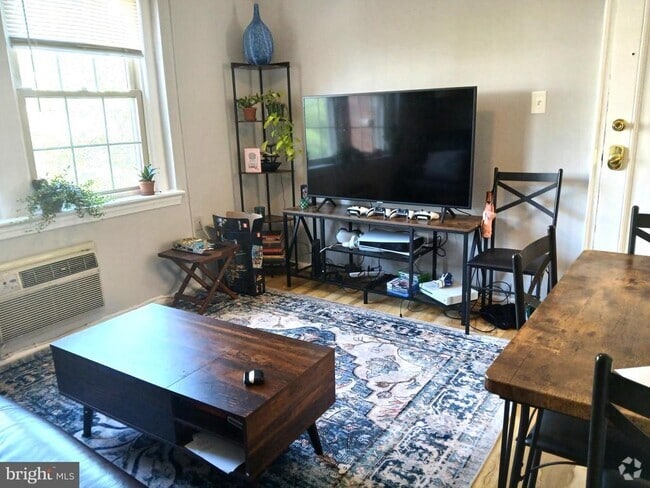 Building Photo - 2415 Ontario Rd NW Unit 202 Rental