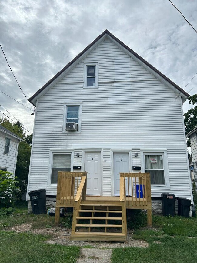 Photo - 210 Baldwin St