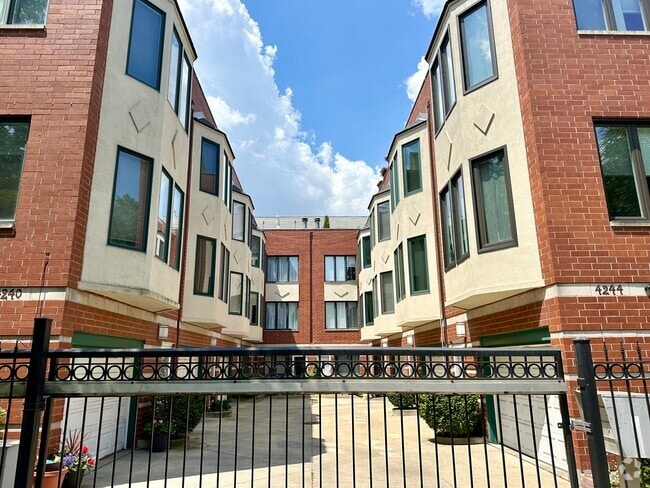 Building Photo - 4240 N Kenmore Ave Rental
