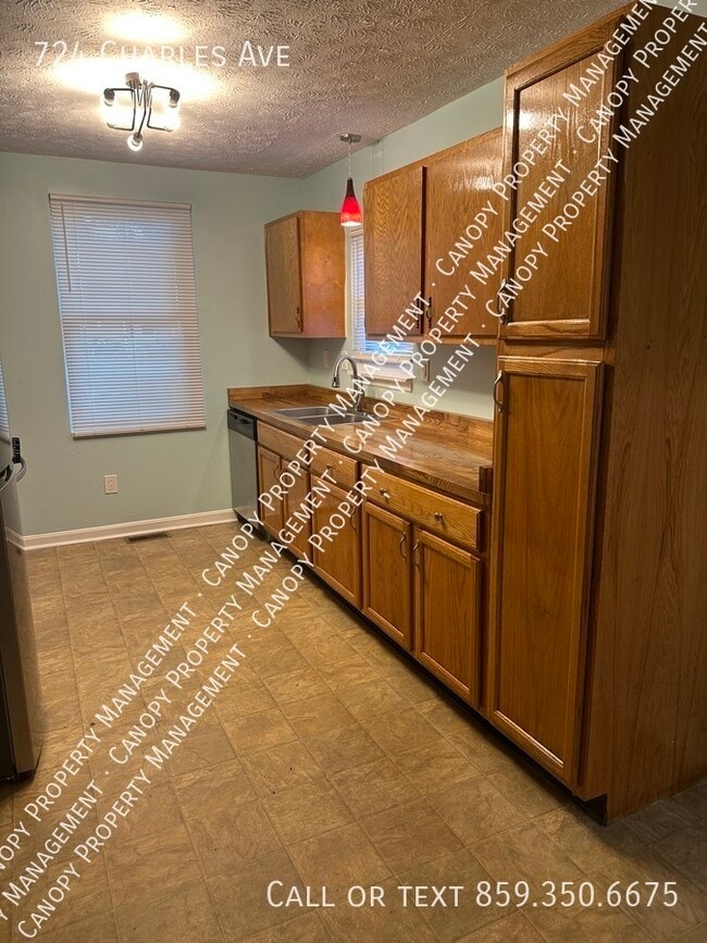 Photo - 724 Charles Ave