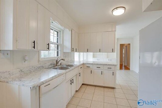 Photo - 814 Cleermont Dr SE