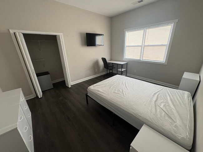 Building Photo - 1629 Beecher St SW Rental