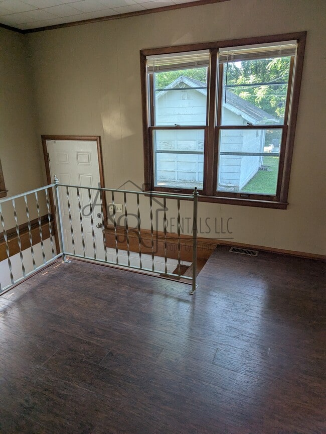 Photo - 115 W Monroe St