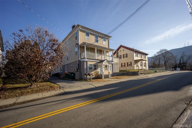 Building Photo - 44 E Main St Unit 1