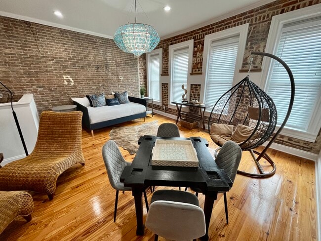 Building Photo - 9 S College St Unit Historic Hideaway #9