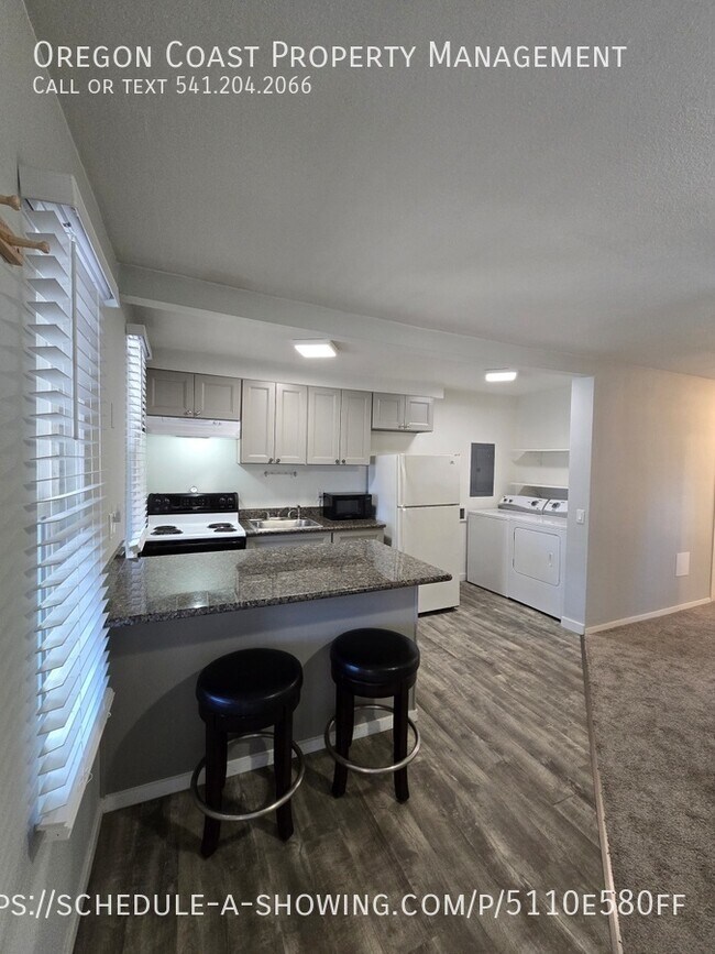 215 NW Sunset St Unit 2
