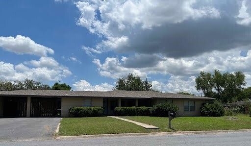 Photo - 305 W. Linda