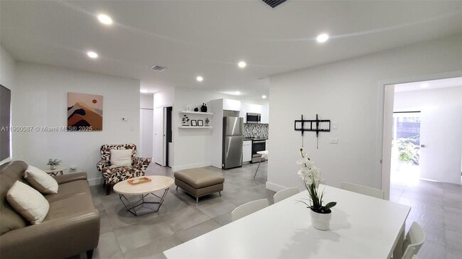Photo - 510 NE 66th St Unidad 1