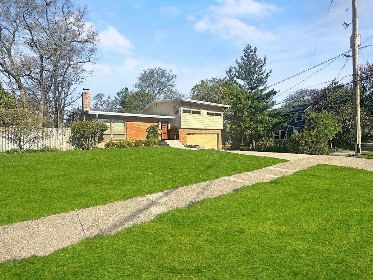 Photo - 1353 Pinecrest Ave SE