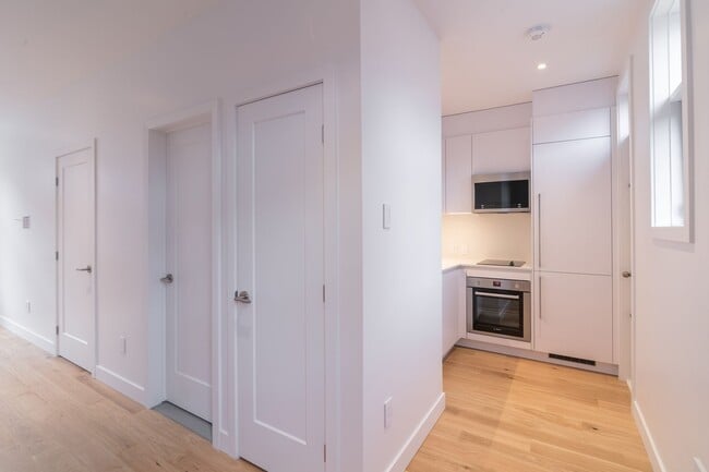 Building Photo - 6885-6891 Sherbrooke west Unit 29