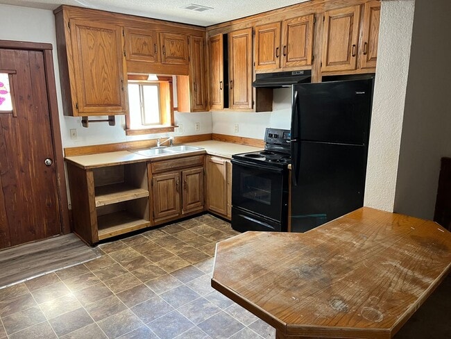 Building Photo - 4 Bedroom/1 Bath Cabin in Batesville