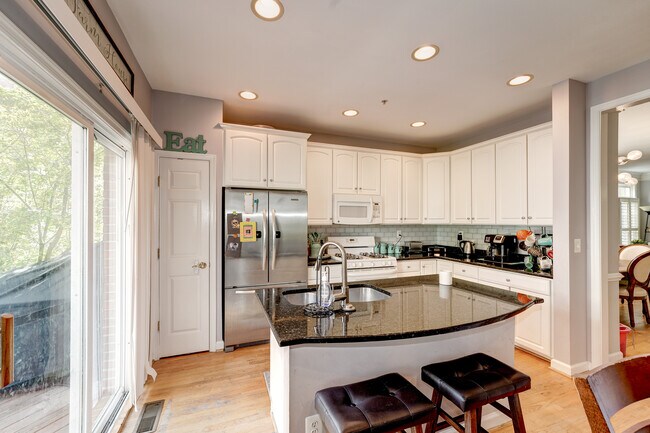 Eat-in Kitchen with 42" cabinetry & granite island!