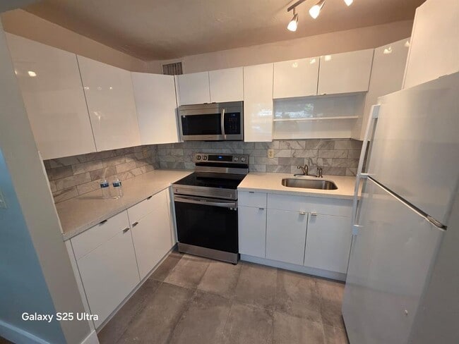 Building Photo - 4732 SW 33rd Ave Unit 104 Rental
