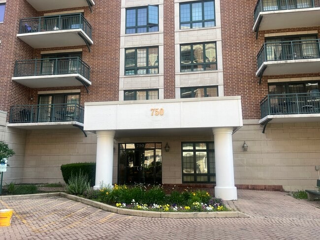 Building Photo - 750 Pearson St Unit 808