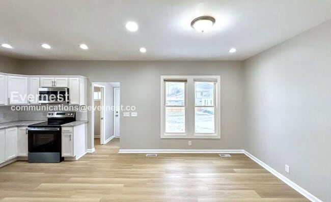 Photo - 2432 Steele Ave