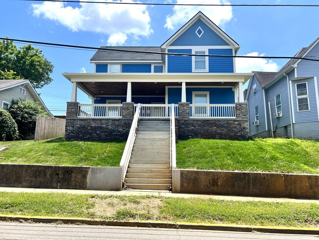 Building Photo - 5BR/5BA in Fort Sanders | Private Bathroom... Rental