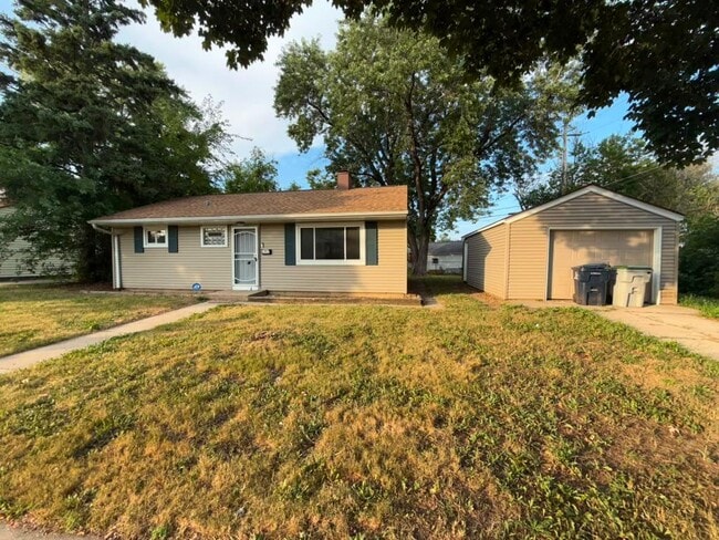 Building Photo - 5468 N Strathmore Ave