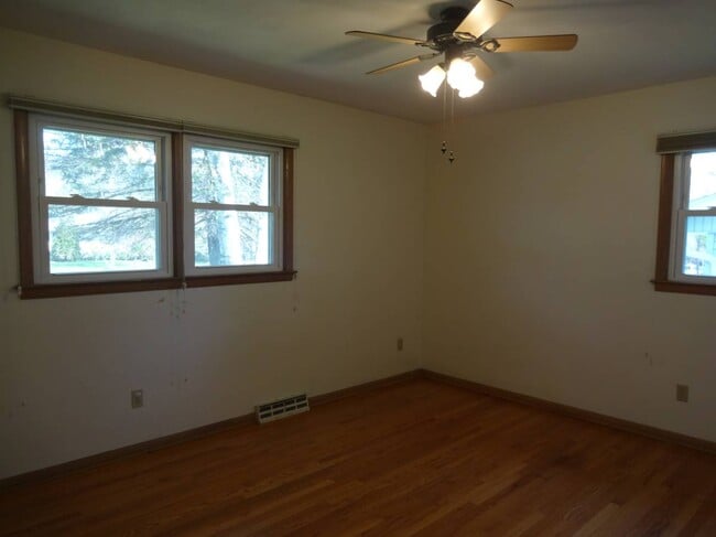 Photo - 5033 Regent Street