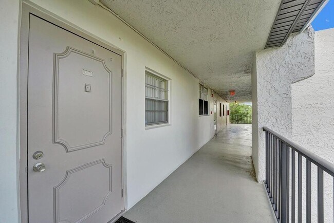Photo - Stylish Remodeled Condo with Scenic Water ... Unidad 406