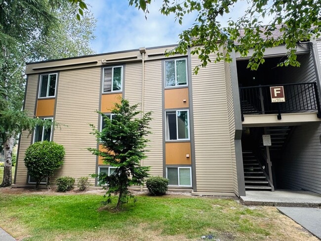 Building Photo - 3Bd/1.75Ba Bellevue Condo Unit F17