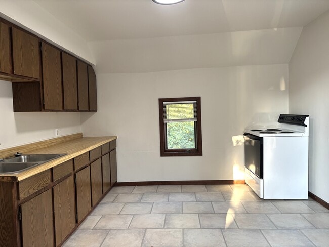 Building Photo - 308 S Union St Rental
