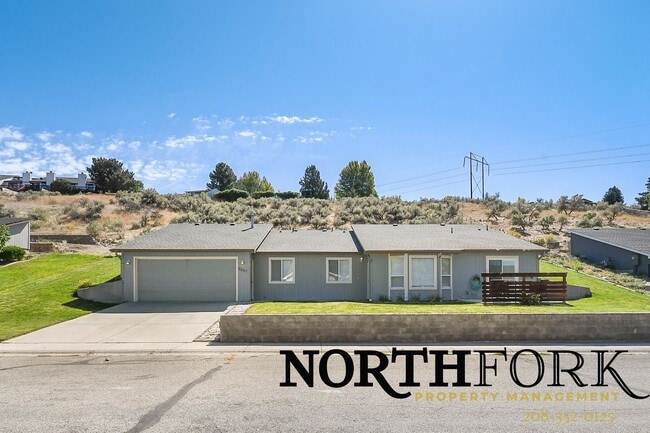 Building Photo - Southeast Boise Rental with Vaulted Ceilin...
