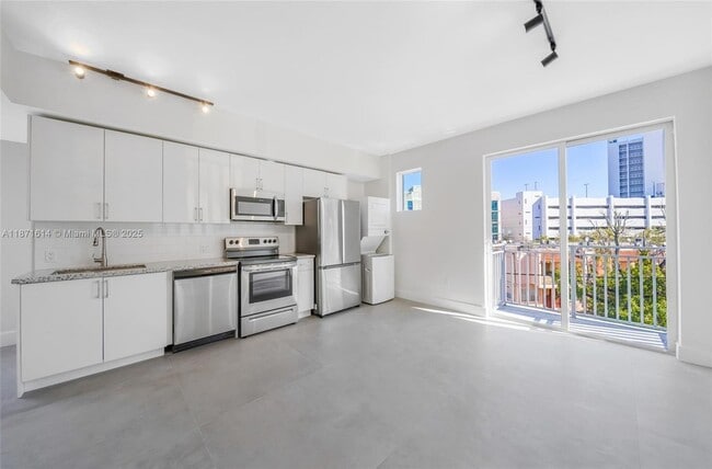 Building Photo - 1536 NW 15th Ave Unit 306 Rental