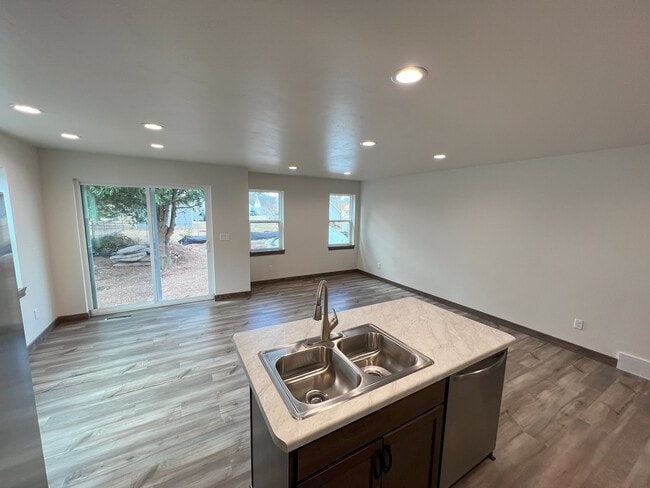 Photo - 215 Kamps St